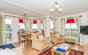 Wendy Lodge- Chalet Cottage, Sleeps 6 Adults